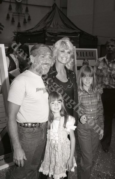 Willie Nelson with family 1978, Los Angeles.jpg